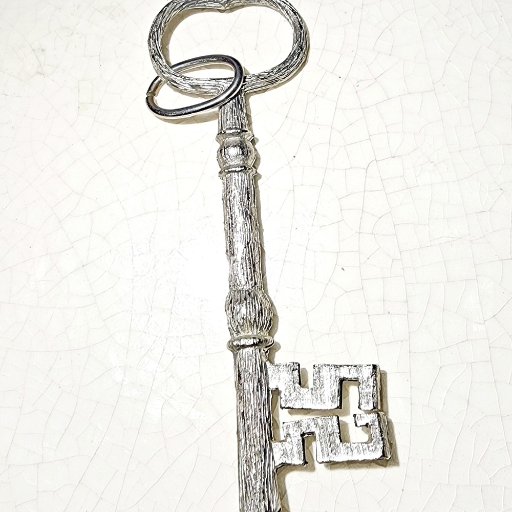 Vintage unisex silver skeleton key pendant charm medallion unsigned Lisner